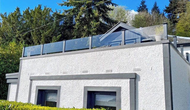 Cosy Lochside Cottage With Mountain and Sea Views