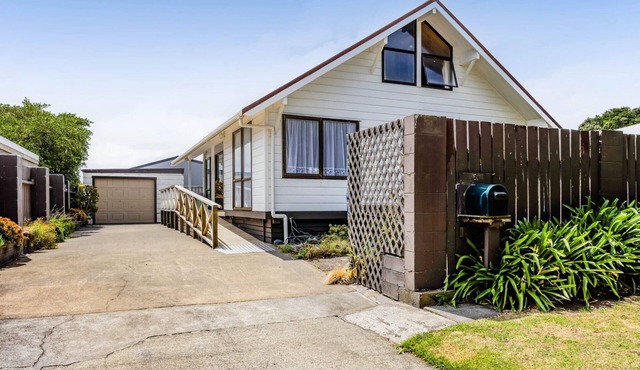 Cosy lockwood on Dieffenbach by Ōpunakē beach