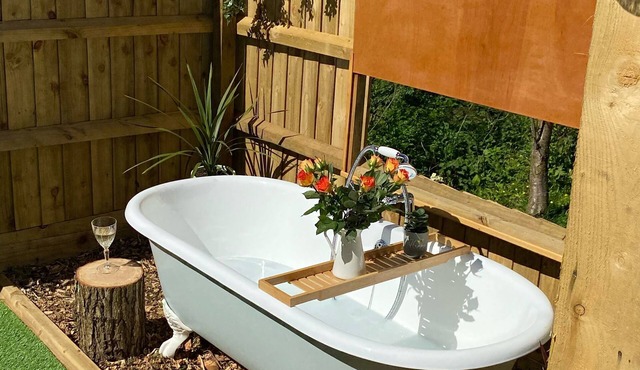 Cosy lodge with an outdoor bath on the Isle of Wight.