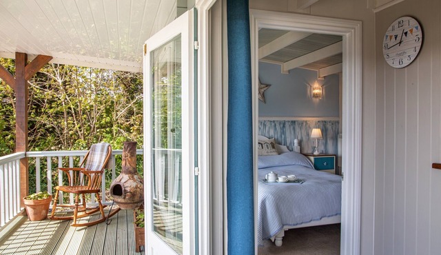 Cosy Lodge with beautiful views across the valley