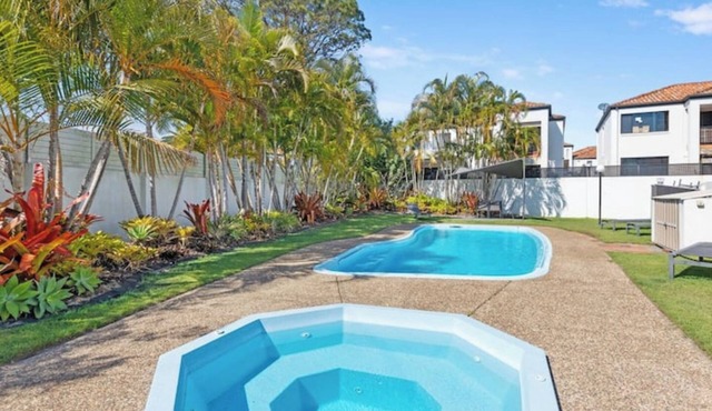 Cosy Loft Studio in Mermaid Walk to Beach!