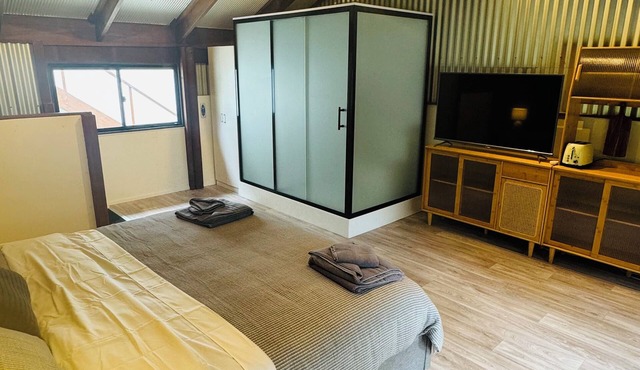 Cosy Loft Style Barn Conversion nestled alongside a Hinterland Creek 🌺🐝🫏