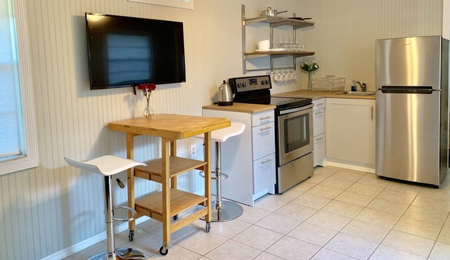 Cosy log cabin close to Downtown and Beaches