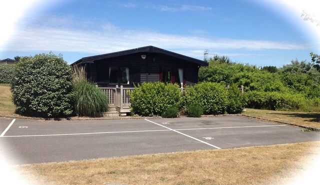 Cosy Log Cabin - very quiet part of Shorefields Park near Fishing Lake