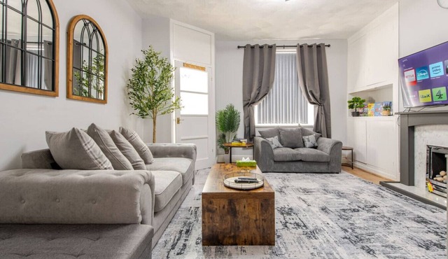 Cosy lounge with fireplace, self check-in and quick M65 access