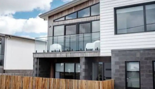 Cosy, luxury beachside getaway