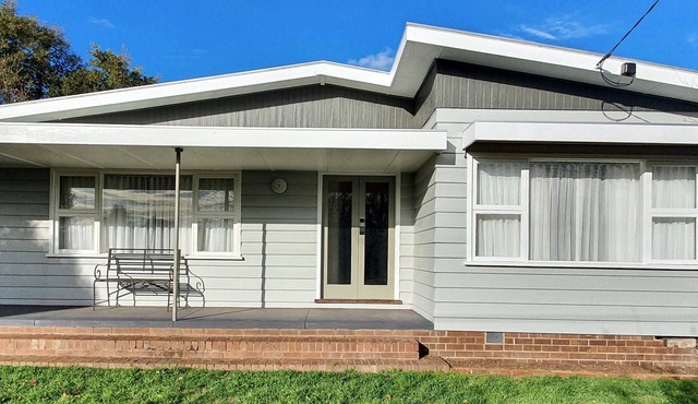 Cosy Mid-Century home, Central, Off Street Parking and Fur Baby Friendly