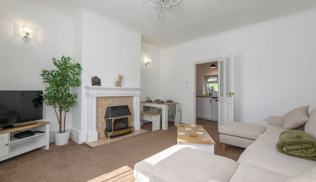 Cosy Mirfield Retreat, pet-friendly, 2B with parking and garden