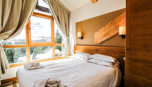 Cosy, modern 2-bed with fireplace & beautiful views