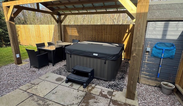 Cosy modern apartment with private hot tub, family friendly, hiking trails.