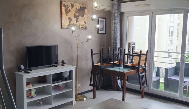 "Cosy & Modern" Apartment with private parking and close to the Paris metro!
