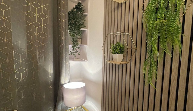 Cosy & Modern Gem ~ 5* Central Location, Pool, Gym