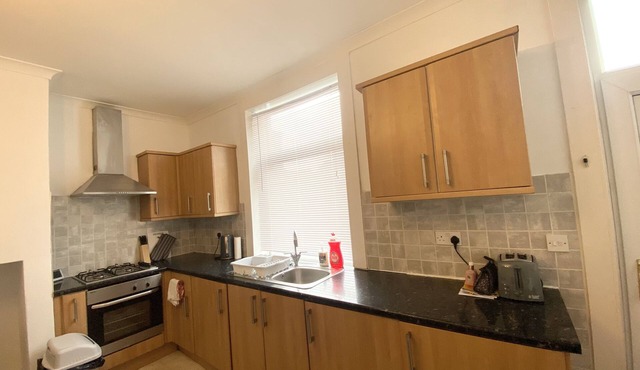 Cosy Modern House with Parking