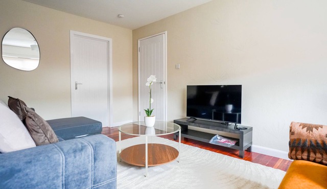 Cosy Modern House in Livingston