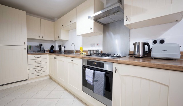 Cosy Modern House Sleeps 9 - En-suite and Parking