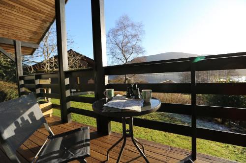 Cosy Modern Nordic Lodge w/Loch View & Log Burner
