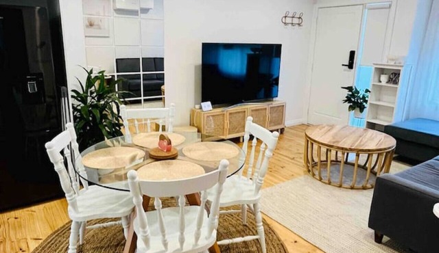 Cosy Modern Retreat with Courtyard and Parking