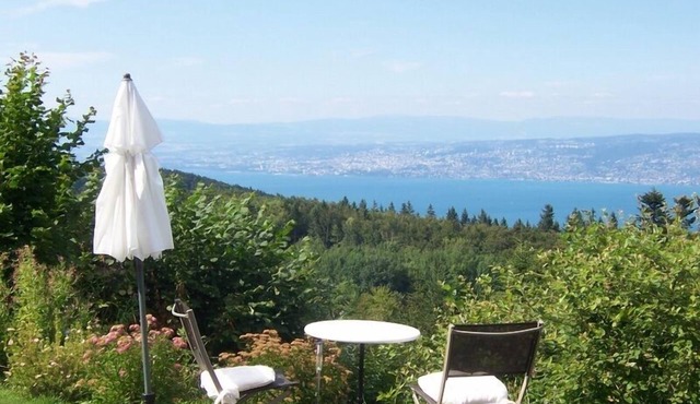 Cosy mountain studio;superb lake/mountain views;100mtr ski lift;sleeps 2/3;WIFII