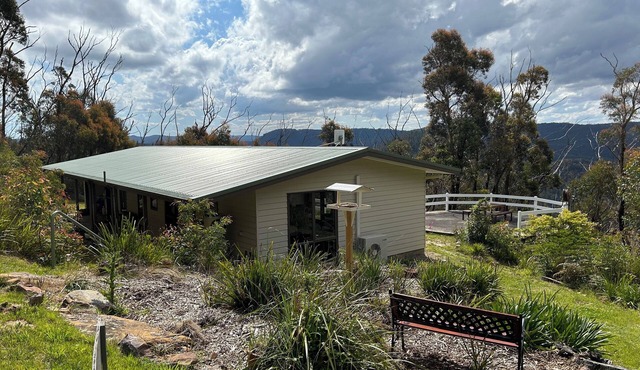Cosy Mountain Retreat with Stunning Views, Walks & Comfort in Mount Tomah