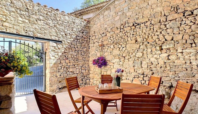Cosy nature gite with courtyard, Southern Ardèche, sleeps 4 - Le Figuier