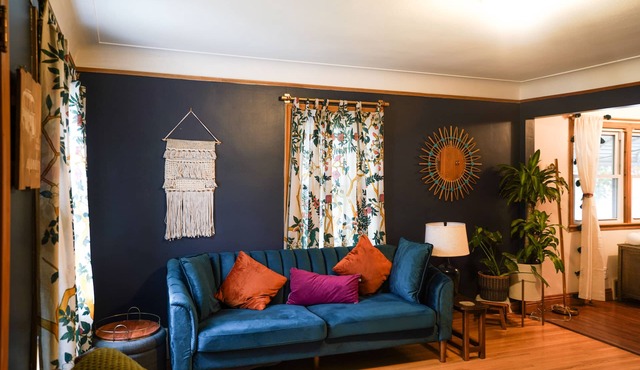 Cosy Nest Welcomes Pets. Comfortable Work-from-Home Space, & Garage Parking.