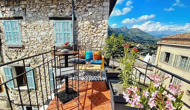 🌸 Cosy nest with balcony in a natural environment