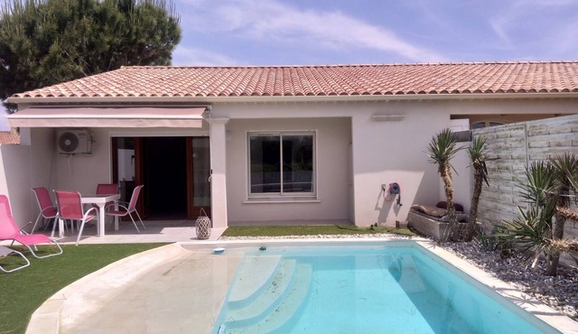 * Cosy new bungalow* private heated swimming pool with sun deck