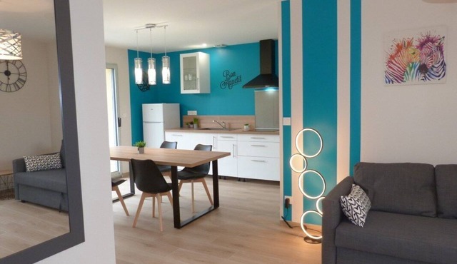 Cosy new house near lake, beach and village, TV, WIFI, parking.