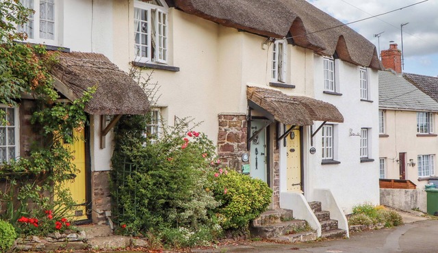 COSY NOOK, pet friendly, character holiday cottage in North Molton