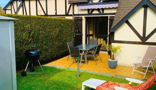 Cosy Norman cottage with garden, swimming pool and private parking.