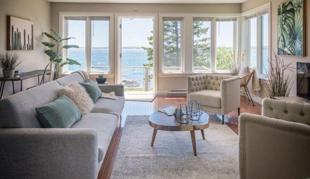 Cosy Oceanfront Cottage - Hot Tub and Sauna