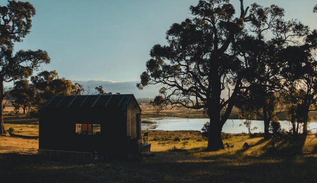 Cosy Off-Grid Cabin with Lake View - Galeb