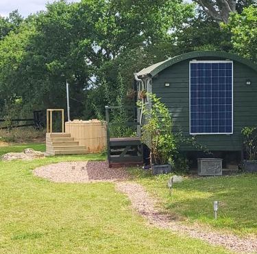 Cosy Off Grid Shepherds Hut with Wood Fired Hot Tub