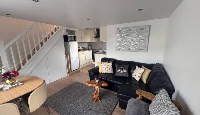 Cosy one bedroom two bed apartment close to liverpool, chester and cheshire oaks