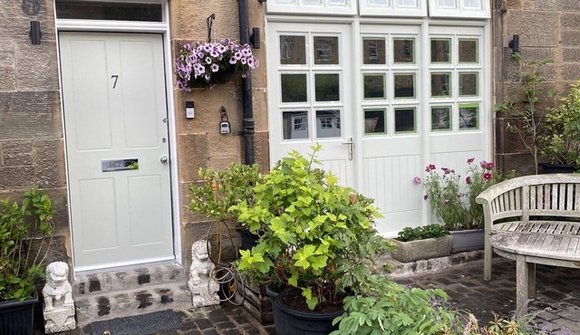 Cosy original Mews House in the centre of the city.