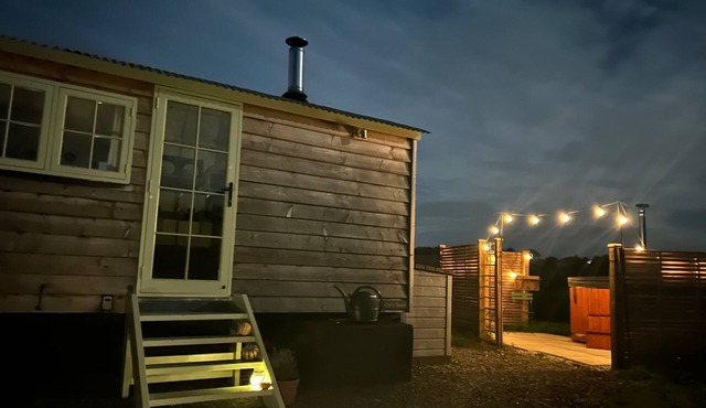 Cosy Owls Roost Hut with Private Hot Tub