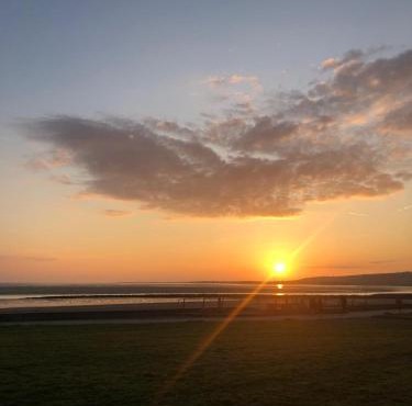 Cosy Panoramic Sea Views with North Dock Balcony