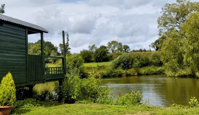 Cosy, peaceful and secluded lakeside shepherds hut.