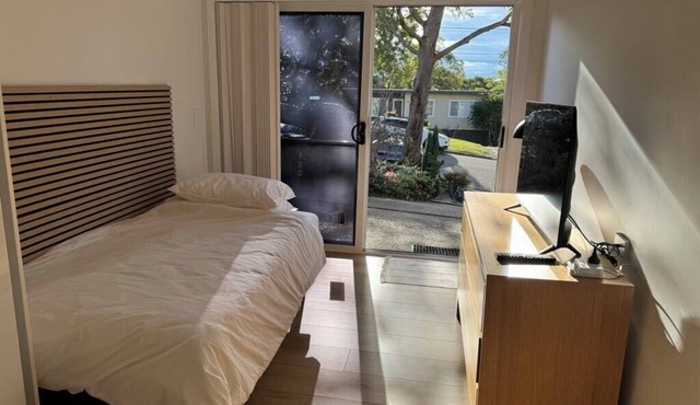 Cosy personal me-space in leafy Engadine close to the Royal National Park.