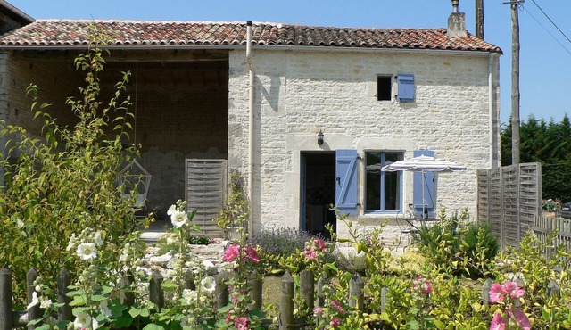 Cosy, pet friendly cottage for 2 in pretty countryside