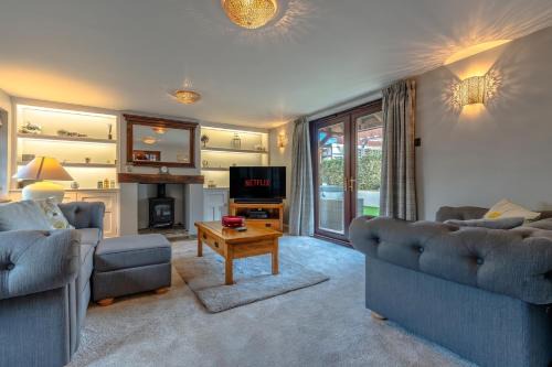 Cosy pet friendly house with garden and parking