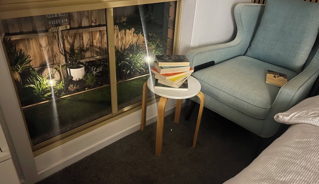 Cosy Private Entry Guest Suite with luscious garden- 6 Minutes to Airport