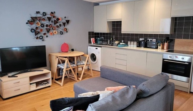 Cosy, quiet, 2-bedroom house in a great part of Cheltenham near the town centre.