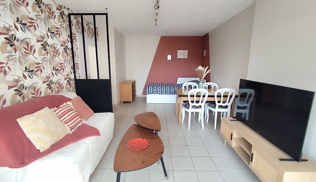 Cosy, quiet apartment with balcony near train station