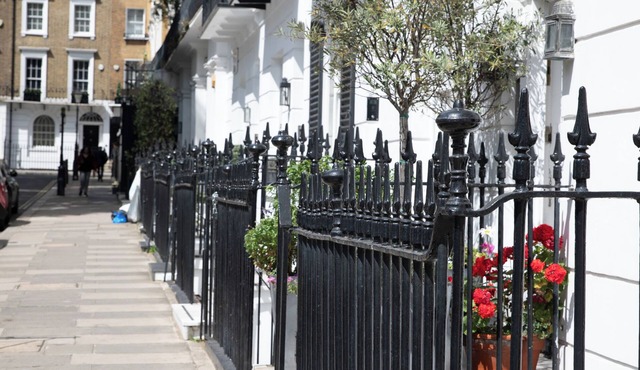 Cosy, quiet, full of character flat, 5 minutes walk from Harrods and the museums