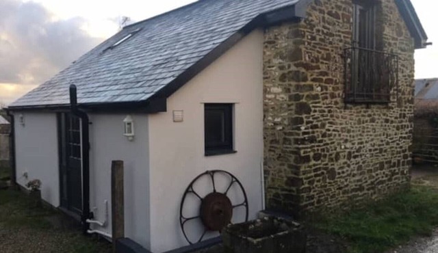 Cosy, quiet space in pretty countryside with access to fields. 20 mins to coast.