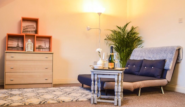 Cosy & Quirky 2 Bed Private Apartment with a Garden and Free Parking :)