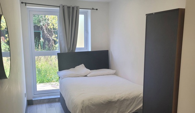 Cosy quite location 5 mins walk from bus stop, train station, Gym, Supermarket.