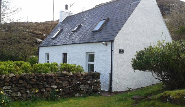 Cosy, remote crofter's cottage overlooking Loch Torridon, Idyllic, Pet-friendly