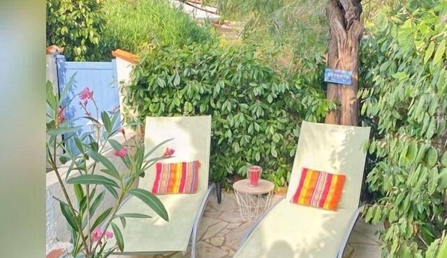 Cosy renovated air-conditioned house, small garden & swimming pool